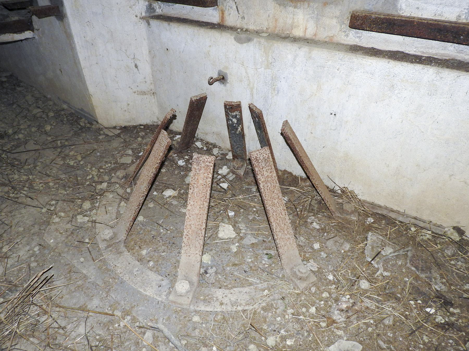 Ligne Maginot - BB23 - (Blockhaus pour canon) - Les restes de l'affût crinoline.