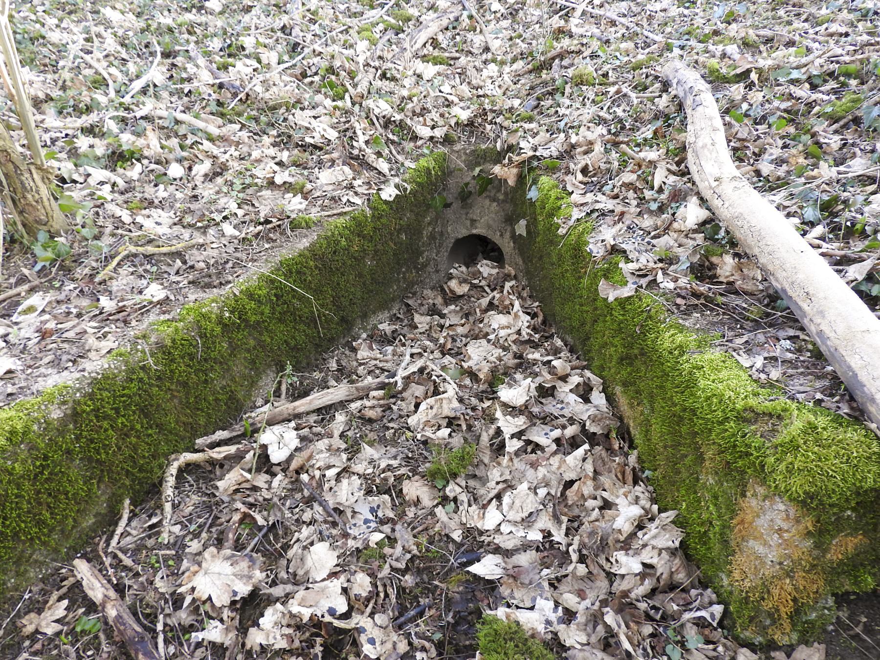 Ligne Maginot - BC1 - HOCHGERICHT - (Cuve pour canon) - Le  canal d'évacuation des eaux.