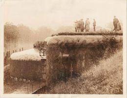 Ligne Maginot - MONT DES WELCHES - A21 - (Ouvrage d'artillerie) - Bloc 4
Un groupe de journalistes accompagnés par un militaire leur indiquant la direction de l'Allemagne. Photo prise le 19 octobre 1939
Second cliché