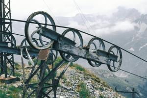 Ligne Maginot - TLFR PONT-NUAZ - PAS-DU-ROC - Le pylône n° 8,
Départ coté ouvrage du Pas du Roc
Au second plan l'alimentation électrique de l'ouvrage