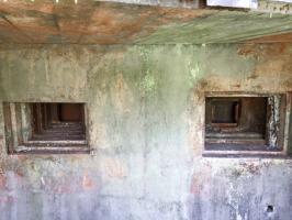 Ligne Maginot - MOTTENBERG SUD - C69 - (Casemate d'infanterie - double) - Les créneaux de la casemate.
Trémies blindées  type 2 à gauche (JM seul) et type 4 à droite (JM et 47 antichar)