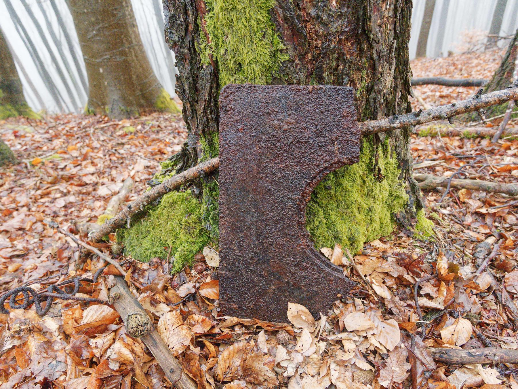 Ligne Maginot - OBSERVATOIRE - MAIMONT - (Observatoire d'artillerie) - Découvertes au niveau du Herberg.
Le dessus d'une cuisinière bois ou charbon et  et du fil - Jürgen Morr