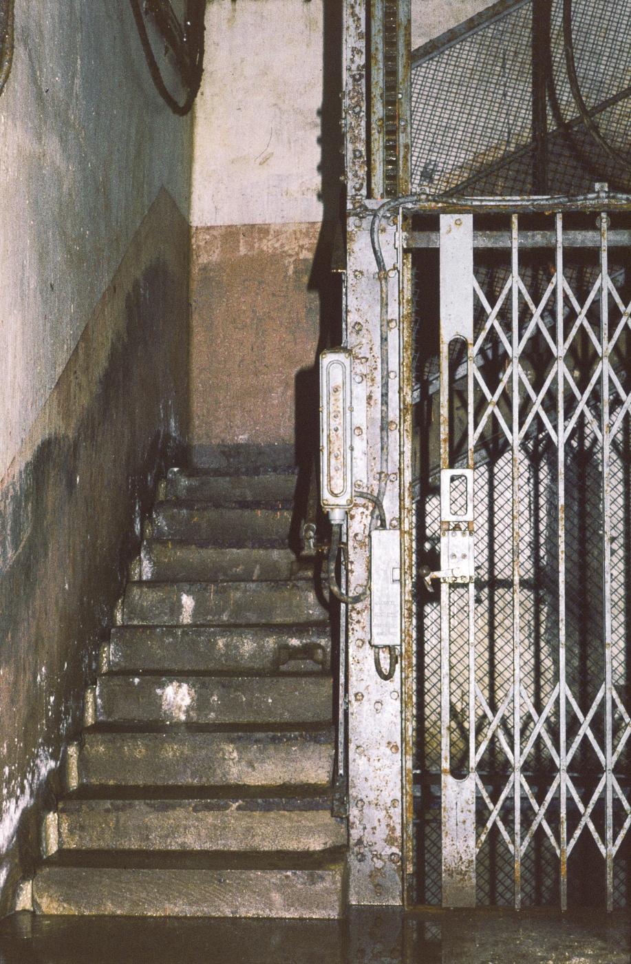 Ligne Maginot - ANZELING - A25 - (Ouvrage d'artillerie) - Bloc 7
Le monte-charge et l'escalier du bloc