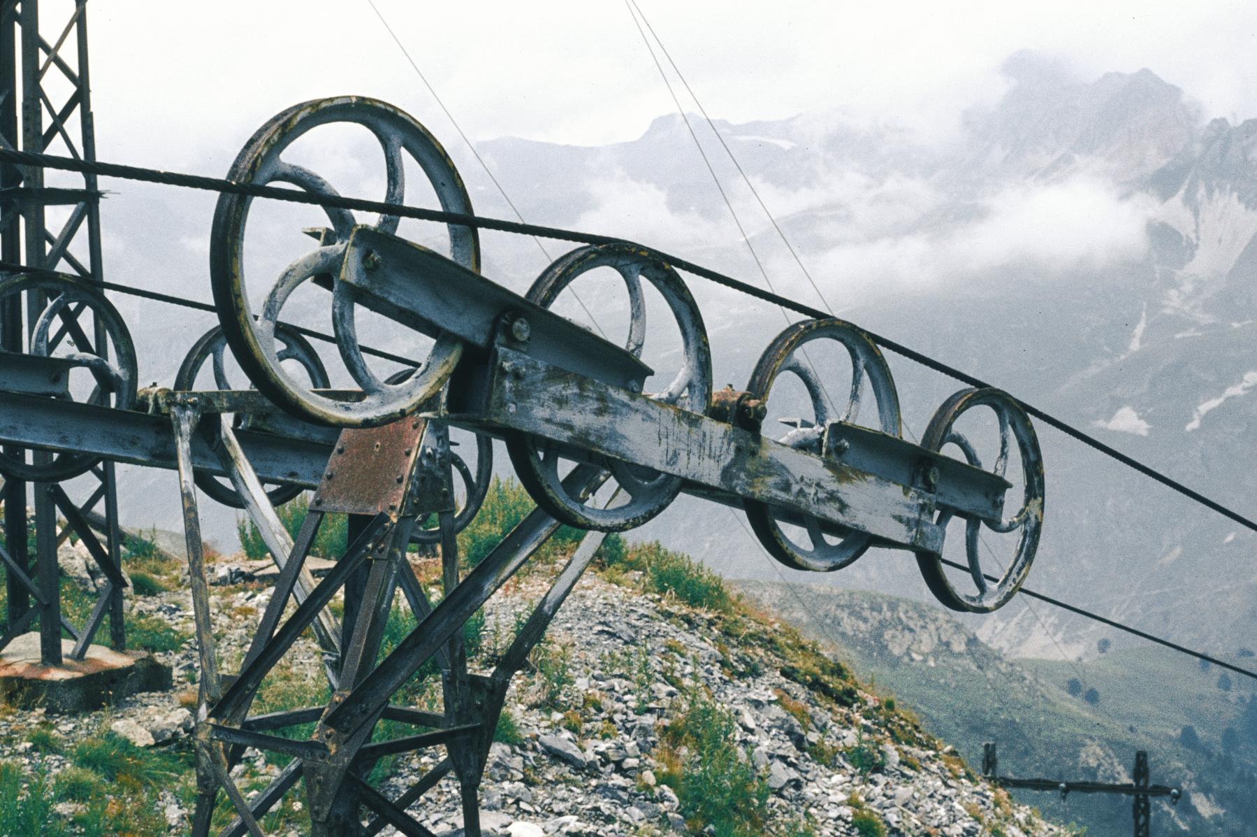 Ligne Maginot - TLFR PONT-NUAZ - PAS-DU-ROC - Le pylône n° 8,
Départ coté ouvrage du Pas du Roc
Au second plan l'alimentation électrique de l'ouvrage