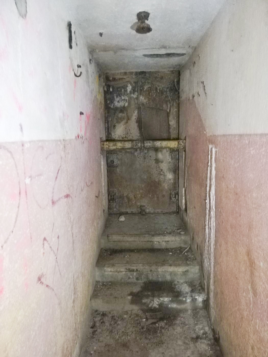 Ligne Maginot - DENTING - A28 - (Ouvrage d'infanterie) - Bloc 2
Porte blindée d'entrée avec paire de barres de blocage de la porte