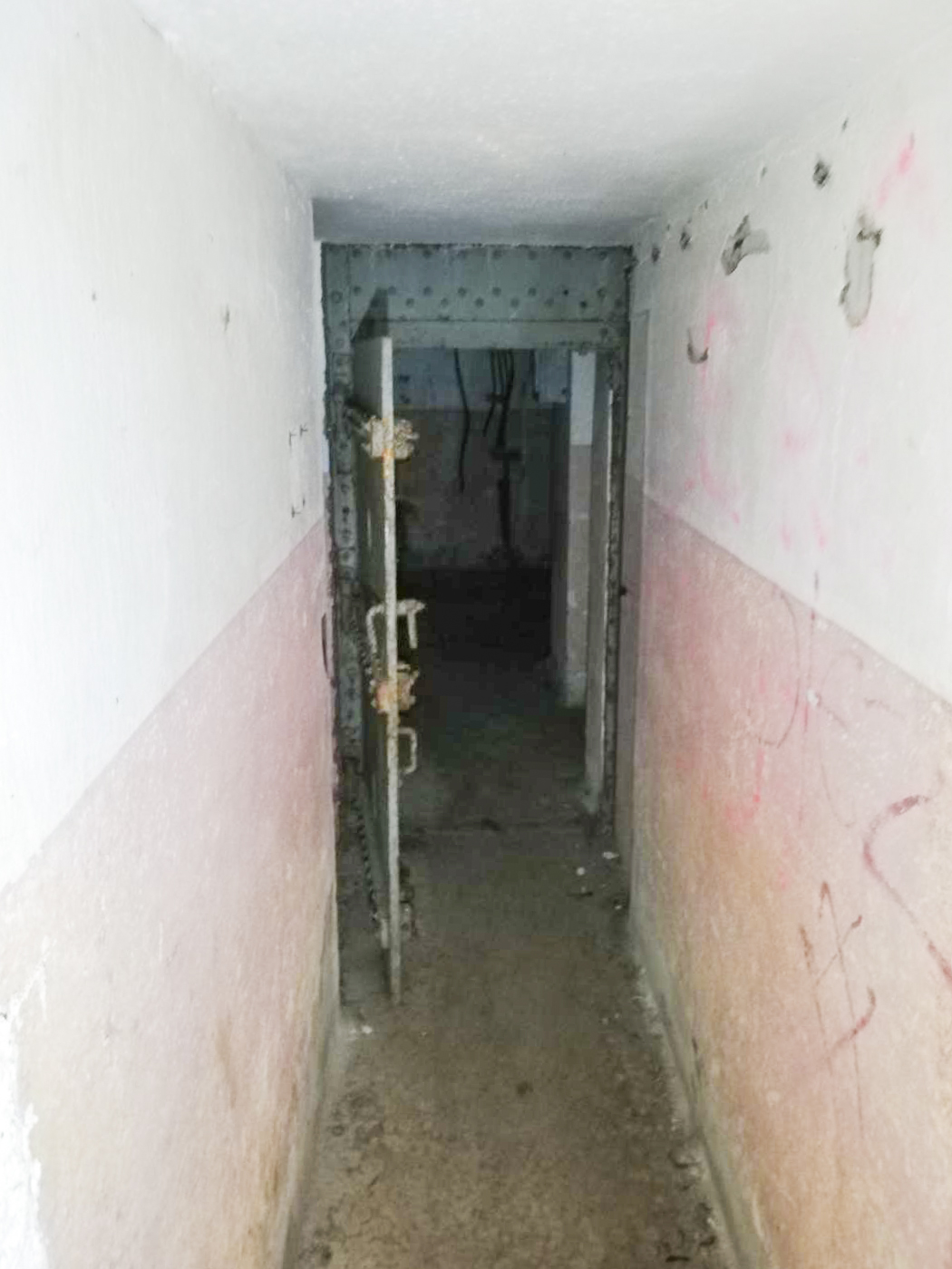 Ligne Maginot - DENTING - A28 - (Ouvrage d'infanterie) - Bloc 2
Couloir d'entrée dans le bloc, première a droite: chambre de tir du bloc.