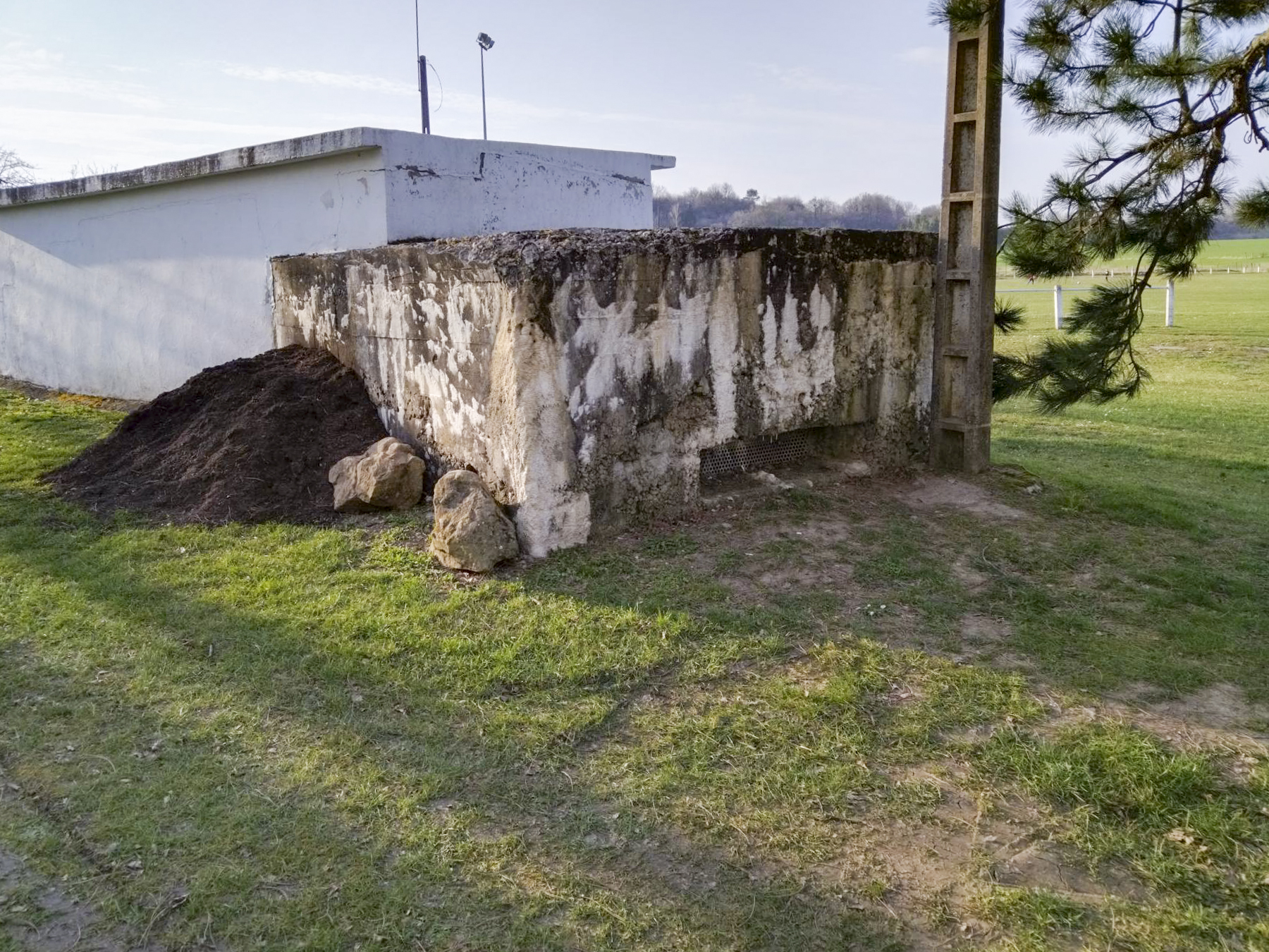 Ligne Maginot - CAPPEL STADE - (Blockhaus pour canon) - Le blockhaus est accolé à l'un des bâtiments du stade.
2022