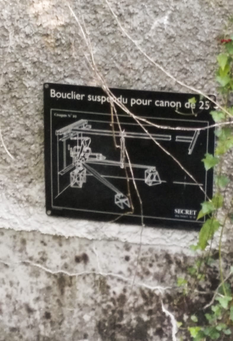 Ligne Maginot - A26-A - FONTAINE OUEST - (Blockhaus pour canon) - Panneau didactique à proximité du créneau de la pièce antichar.