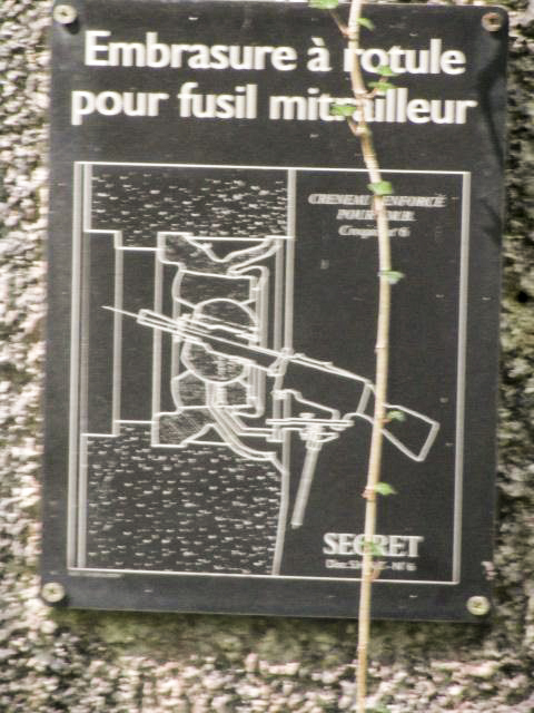 Ligne Maginot - A26-A - FONTAINE OUEST - (Blockhaus pour canon) - Plaque apposée à proximité de l'embrasure à rotule pour fusil mitrailleur