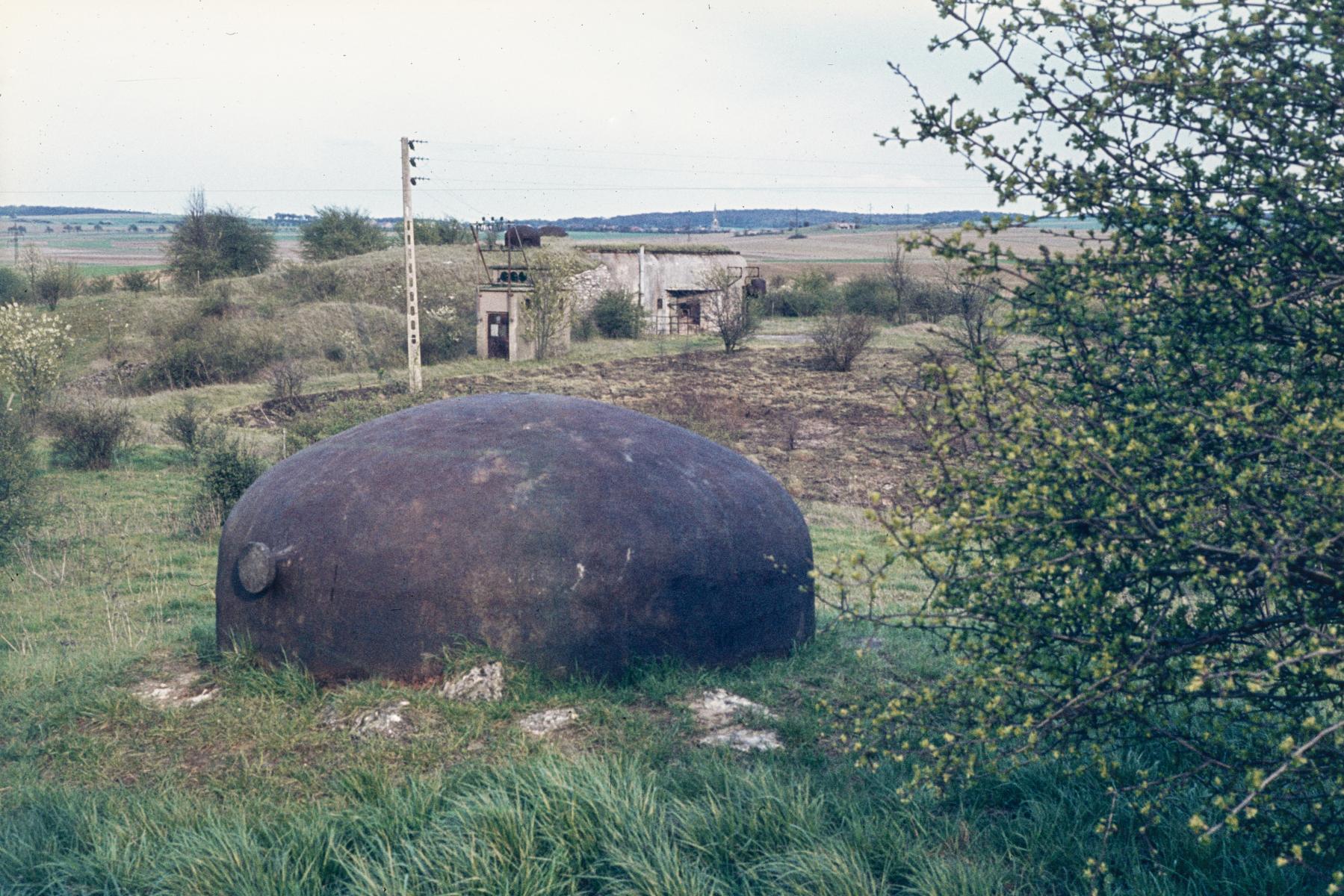 Ligne Maginot - DENTING - A28 - (Ouvrage d'infanterie) - Bloc 1
Cloche GFM
Vue vers bloc 2 - MANSUY Michel