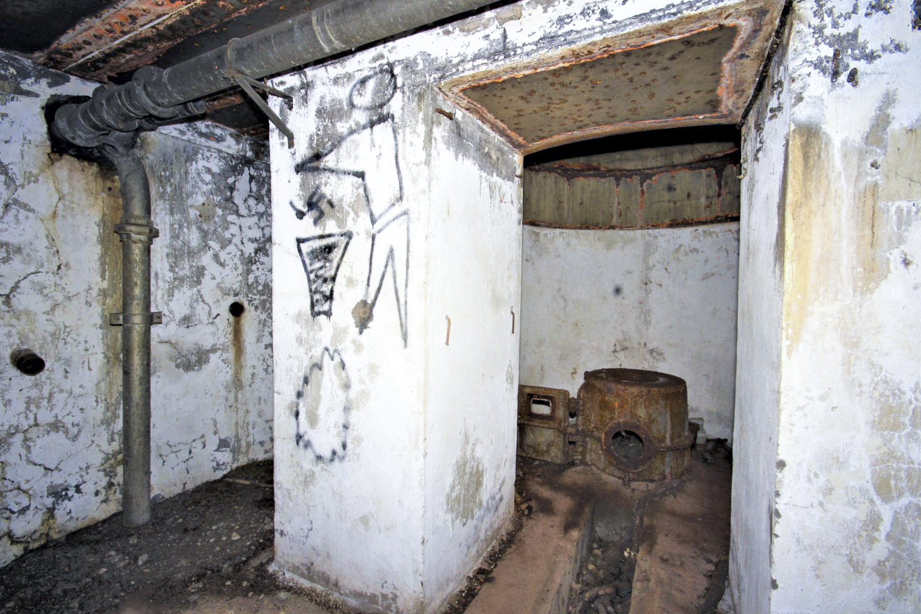 Ligne Maginot - GRAND BOIS - (Casemate d'infanterie) - Ce qu'il reste du cloche AM - Philippe & Michel Zimmer