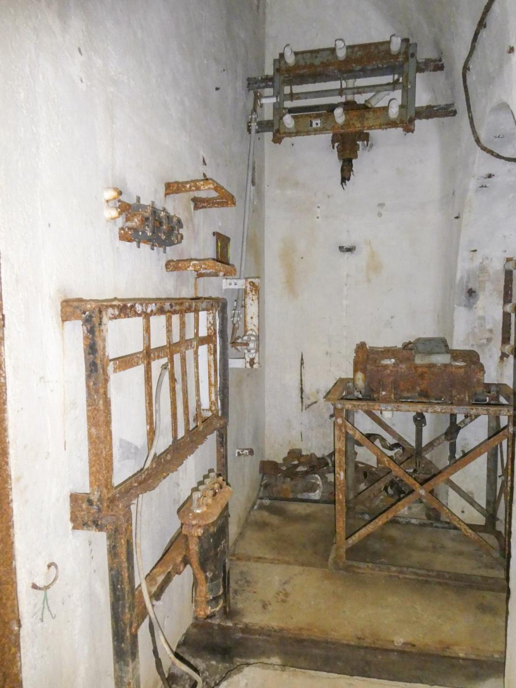 Ligne Maginot - GORDOLON (GN) - (Ouvrage d'artillerie) - L'arrivée électrique installée dans le garage de wagonnets à l'origine. - ELLENA Daniel - CUNY Philippe