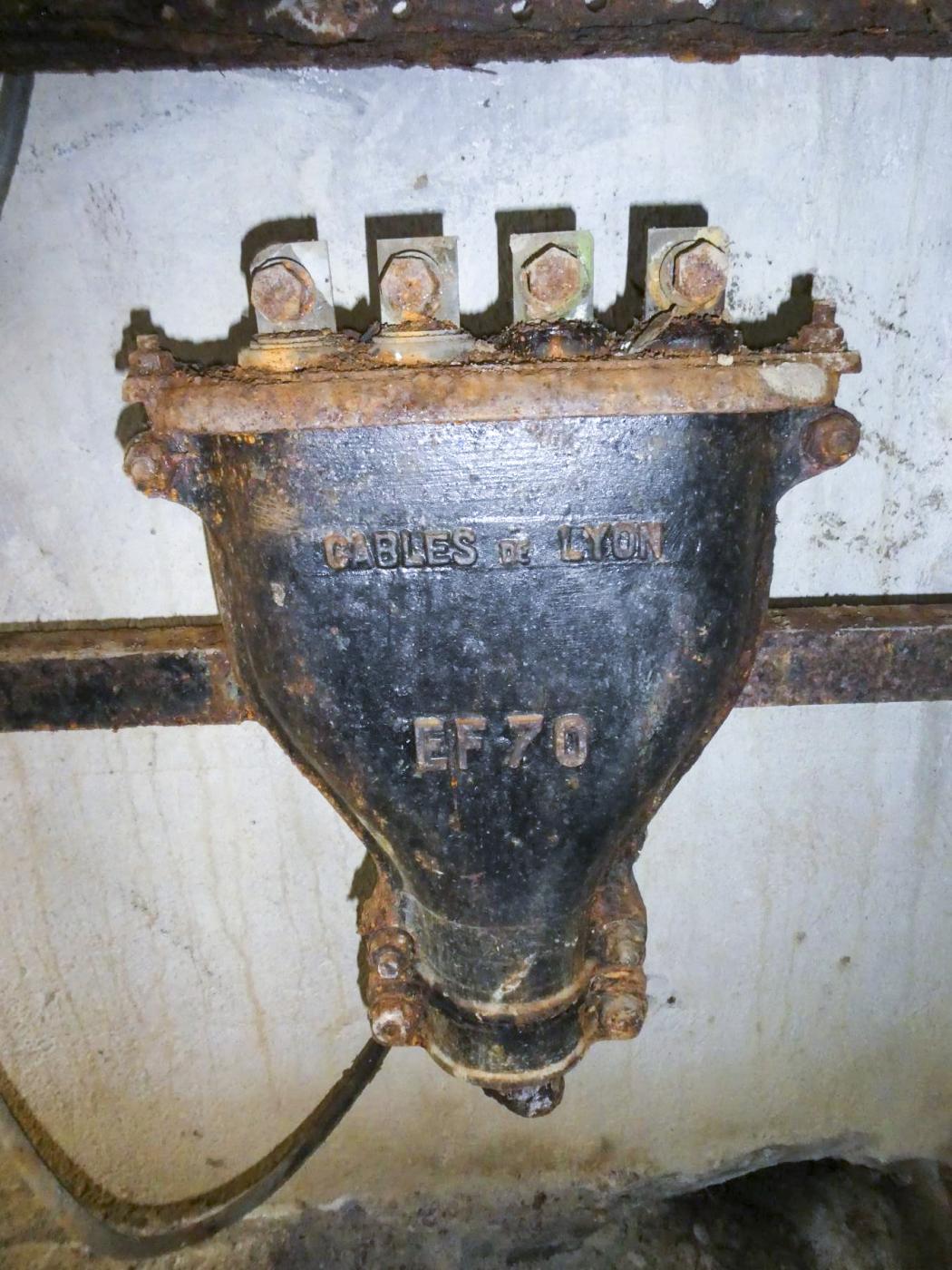 Ligne Maginot - GORDOLON (GN) - (Ouvrage d'artillerie) - L'arrivée électrique installée dans le garage de wagonnets à l'origine. - ELLENA Daniel - CUNY Philippe