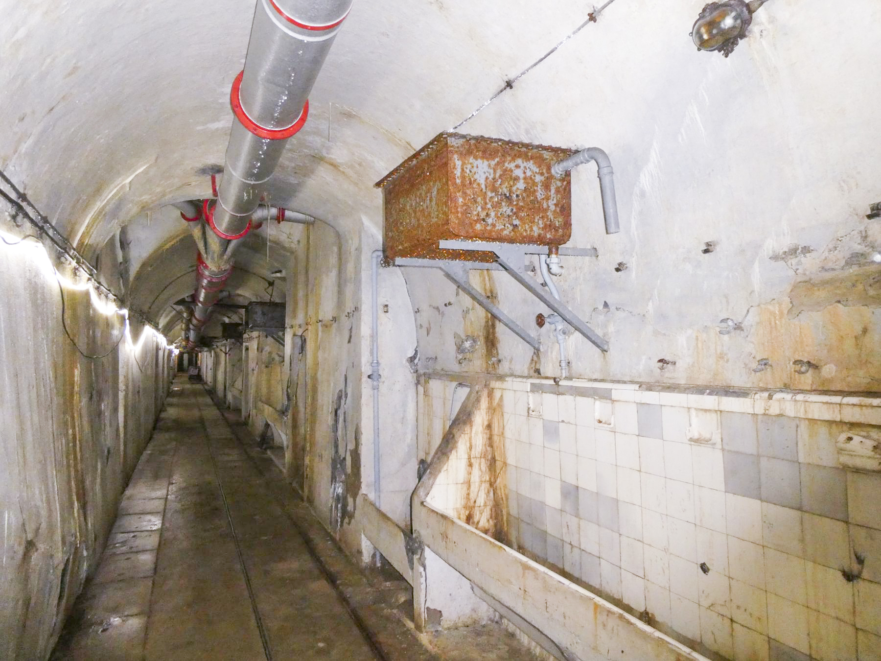 Ligne Maginot - GORDOLON (GN) - (Ouvrage d'artillerie) - Les lavabos dans la galerie principale - ELLENA Daniel - CUNY Philippe