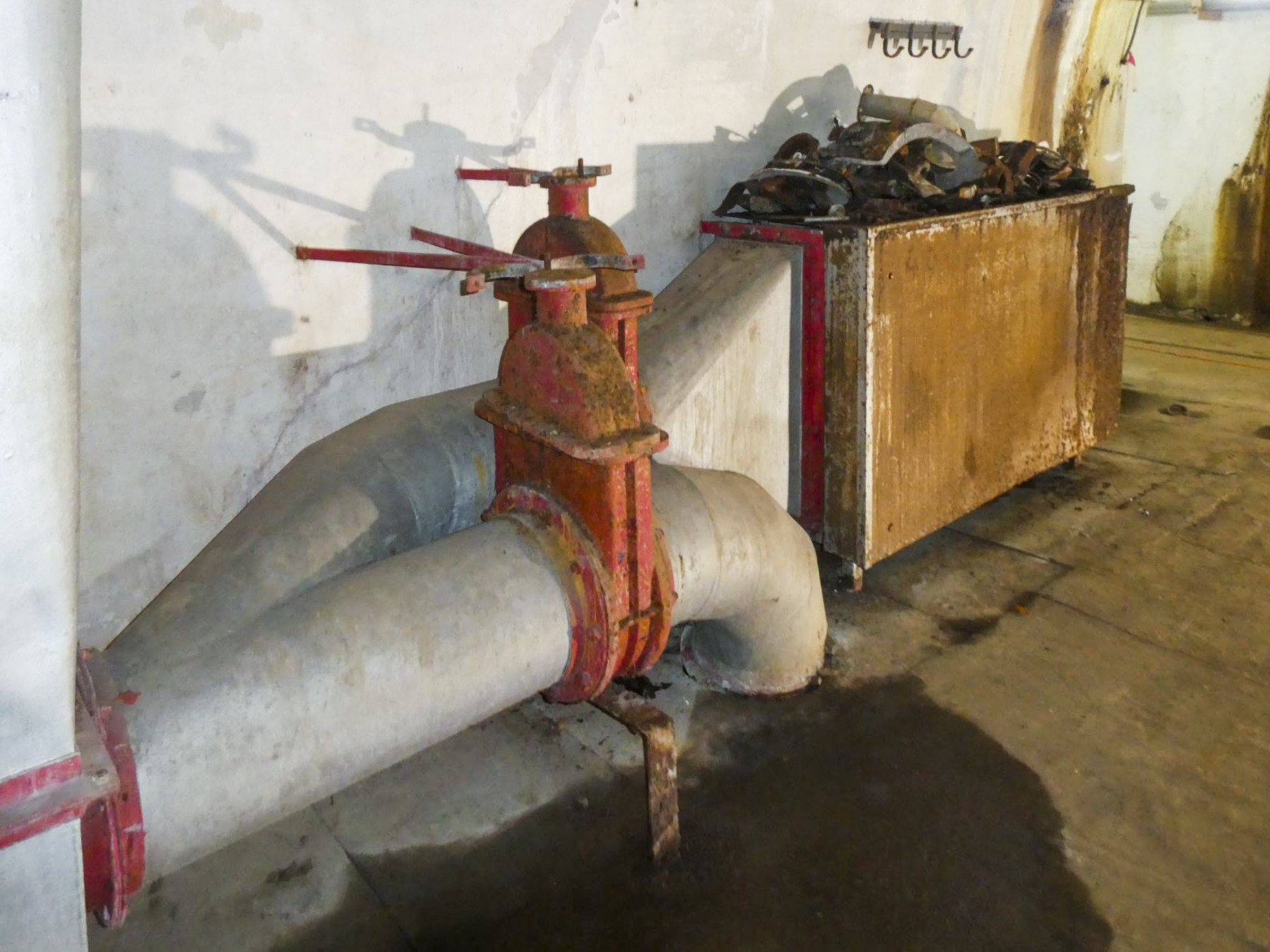 Ligne Maginot - GORDOLON (GN) - (Ouvrage d'artillerie) - Salle des filtres
Batterie chauffante électrique - ELLENA Daniel - CUNY Philippe