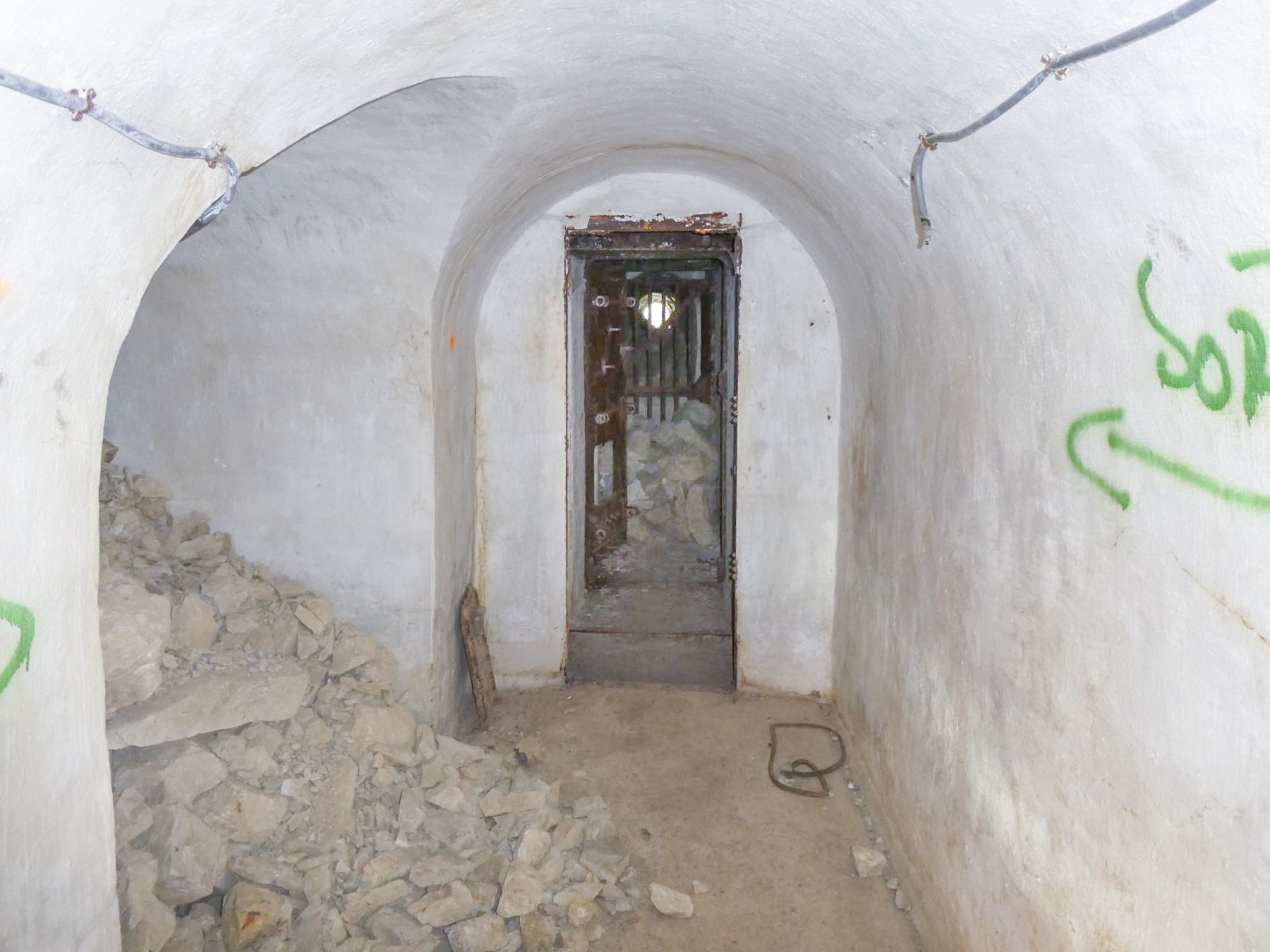 Ligne Maginot - GORDOLON (GN) - (Ouvrage d'artillerie) - Etage intermédiaire
Sortie de secours, à gauche la chambre à gravier - ELLENA Daniel - CUNY Philippe