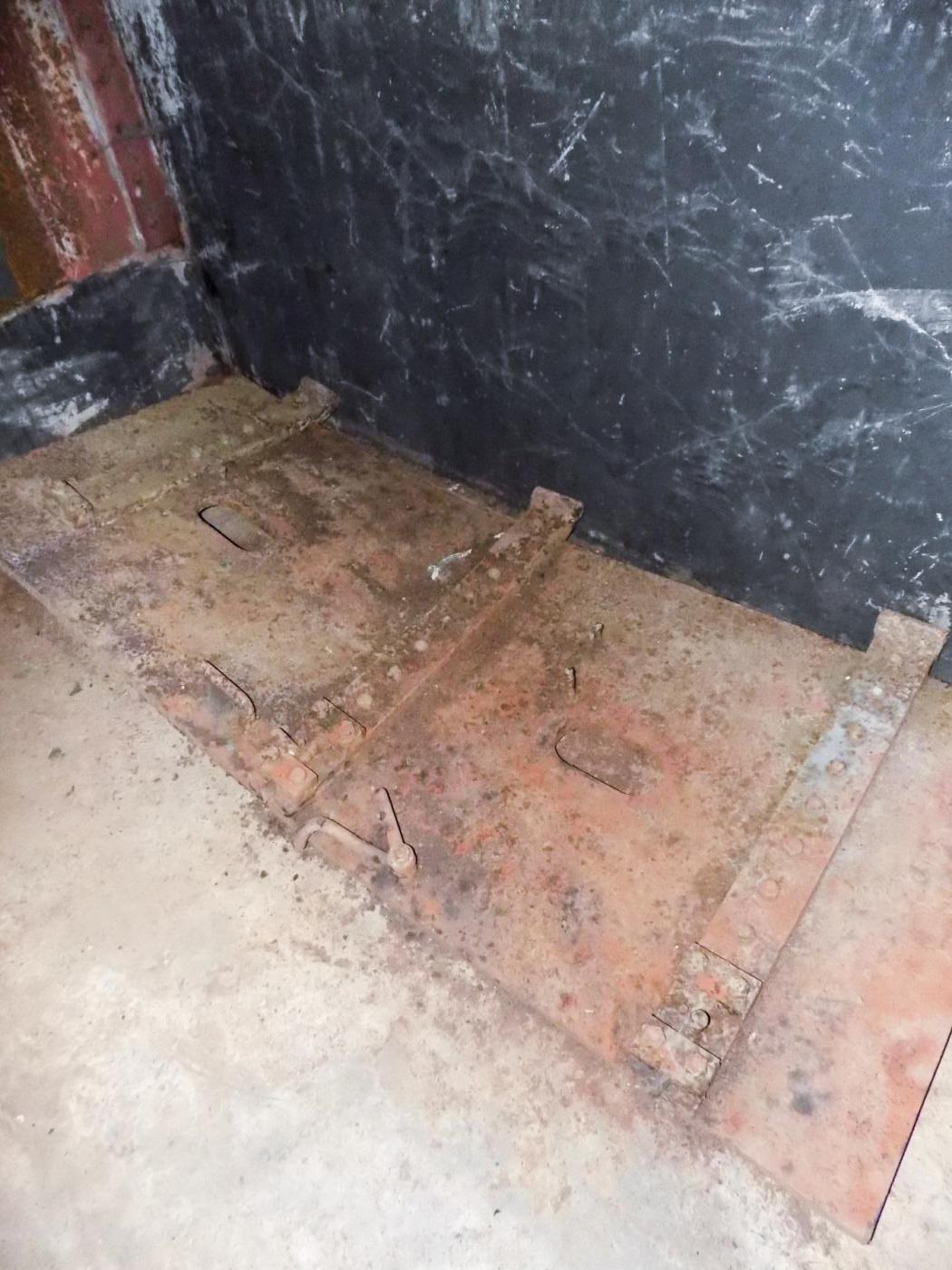 Ligne Maginot - FREUDENBERG - (Casemate d'infanterie) - La porte blindée à terre dans la chambre de tir - Luc Jacquemin