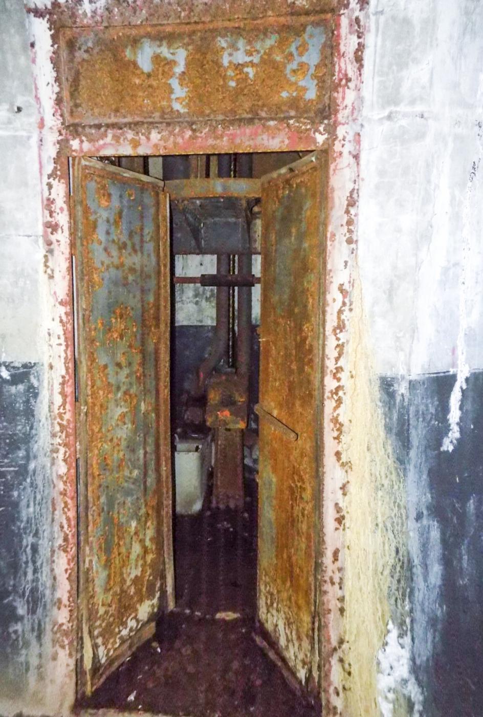 Ligne Maginot - FREUDENBERG - (Casemate d'infanterie) - Double porte d'accès à la cloche JM - JL