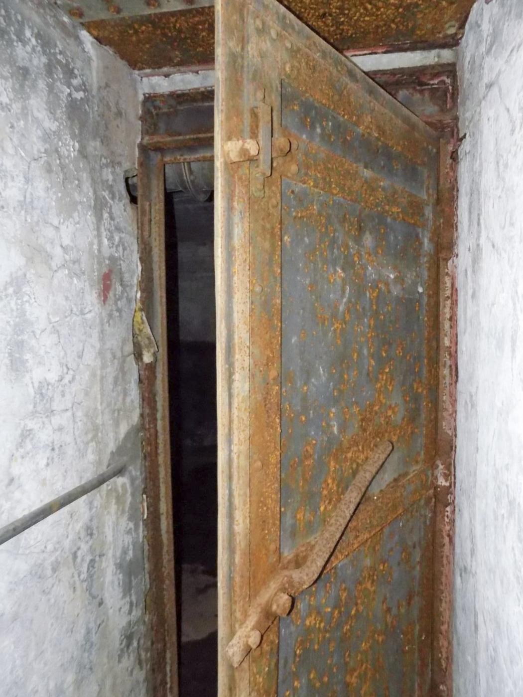 Ligne Maginot - FREUDENBERG - (Casemate d'infanterie) - Accès à la chambre de tir - Luc Jacquemin