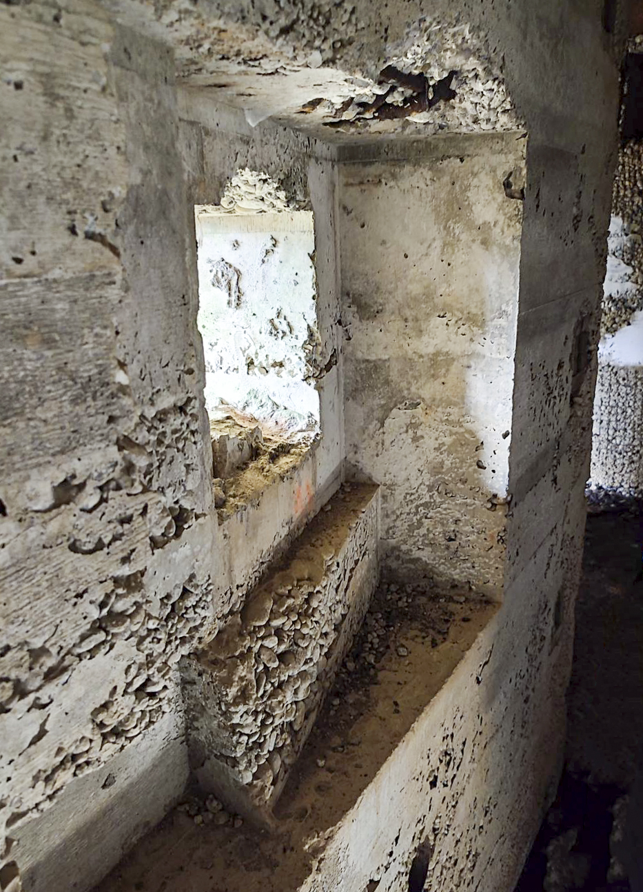 Ligne Maginot - LIEBFRAUENTHAL - (Casemate d'infanterie) - Créneau de la défense rapproché de la porte d'accès vue intérieure - JL