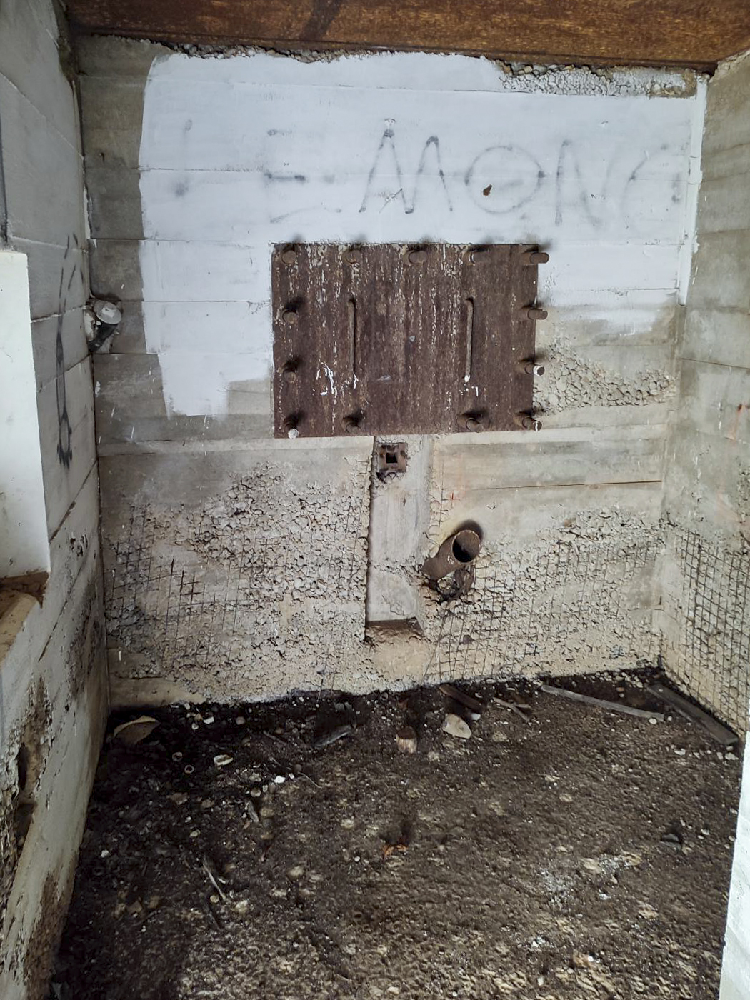 Ligne Maginot - LIEBFRAUENTHAL - (Casemate d'infanterie) - Créneau de tir obstrue et non fini - JL