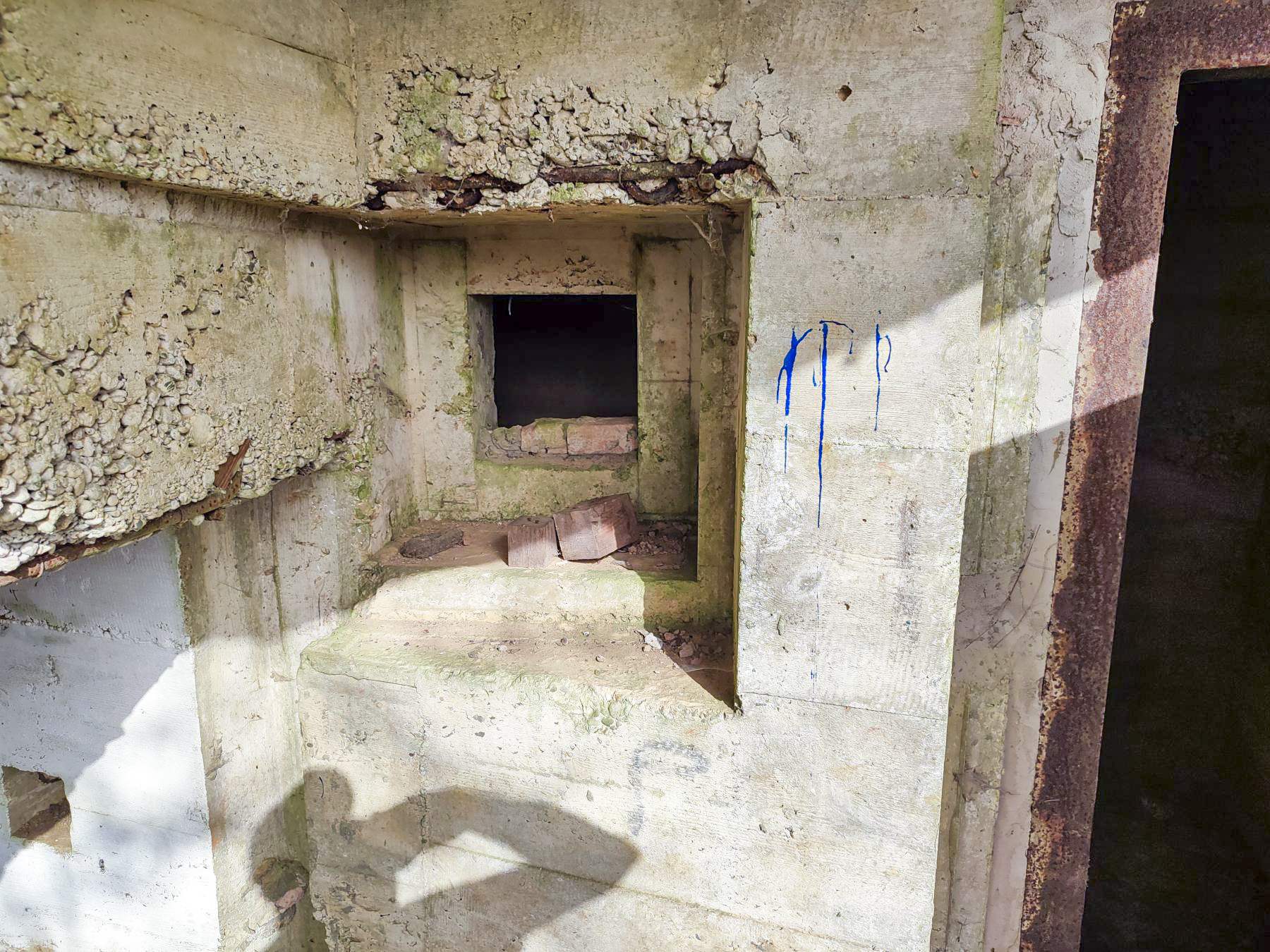 Ligne Maginot - LIEBFRAUENTHAL - (Casemate d'infanterie) - Créneau de la défense rapproché de la porte d'accès vue extérieure - JL