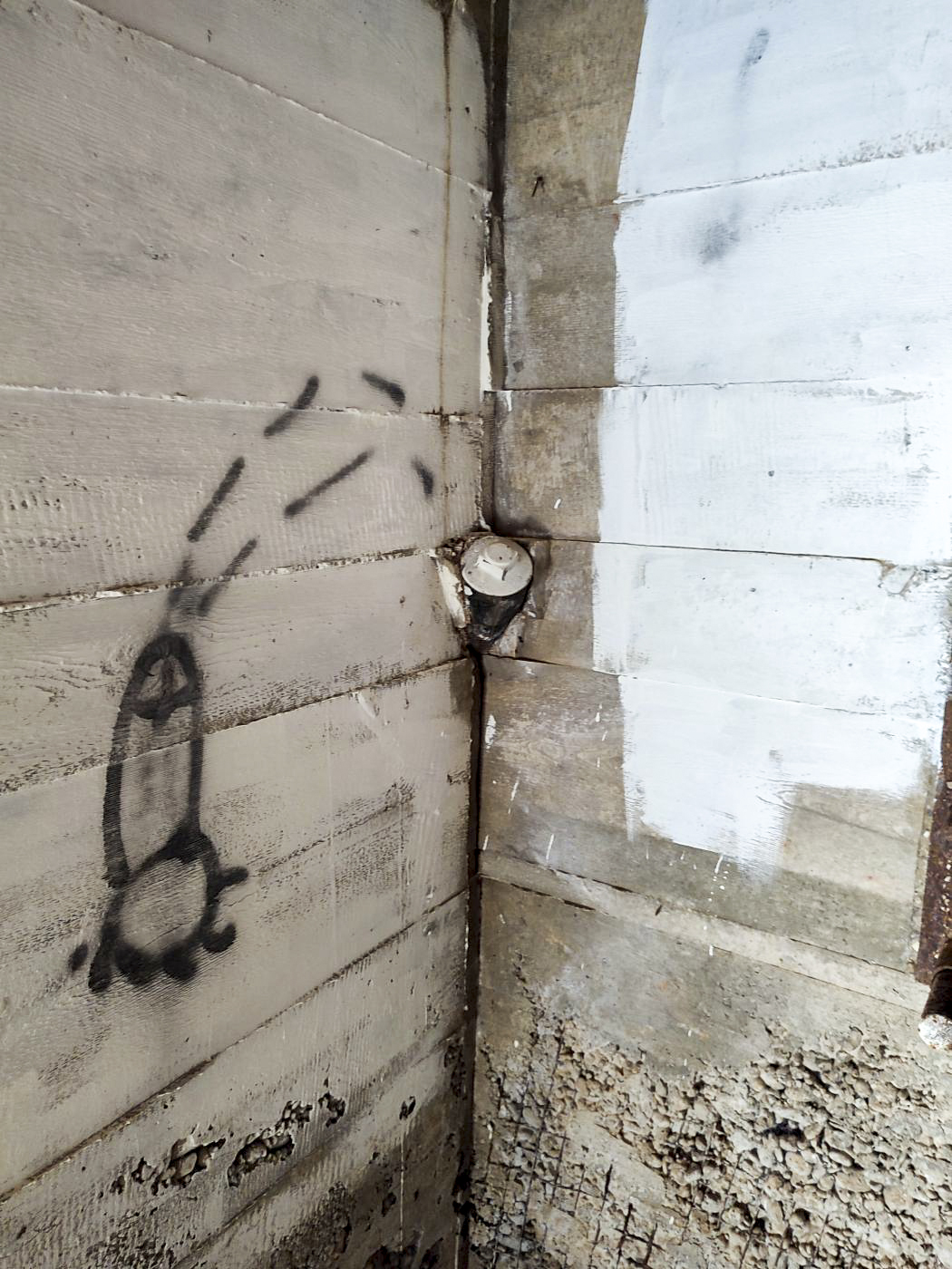 Ligne Maginot - LIEBFRAUENTHAL - (Casemate d'infanterie) - Goulotte à grenades (tagué) - JL