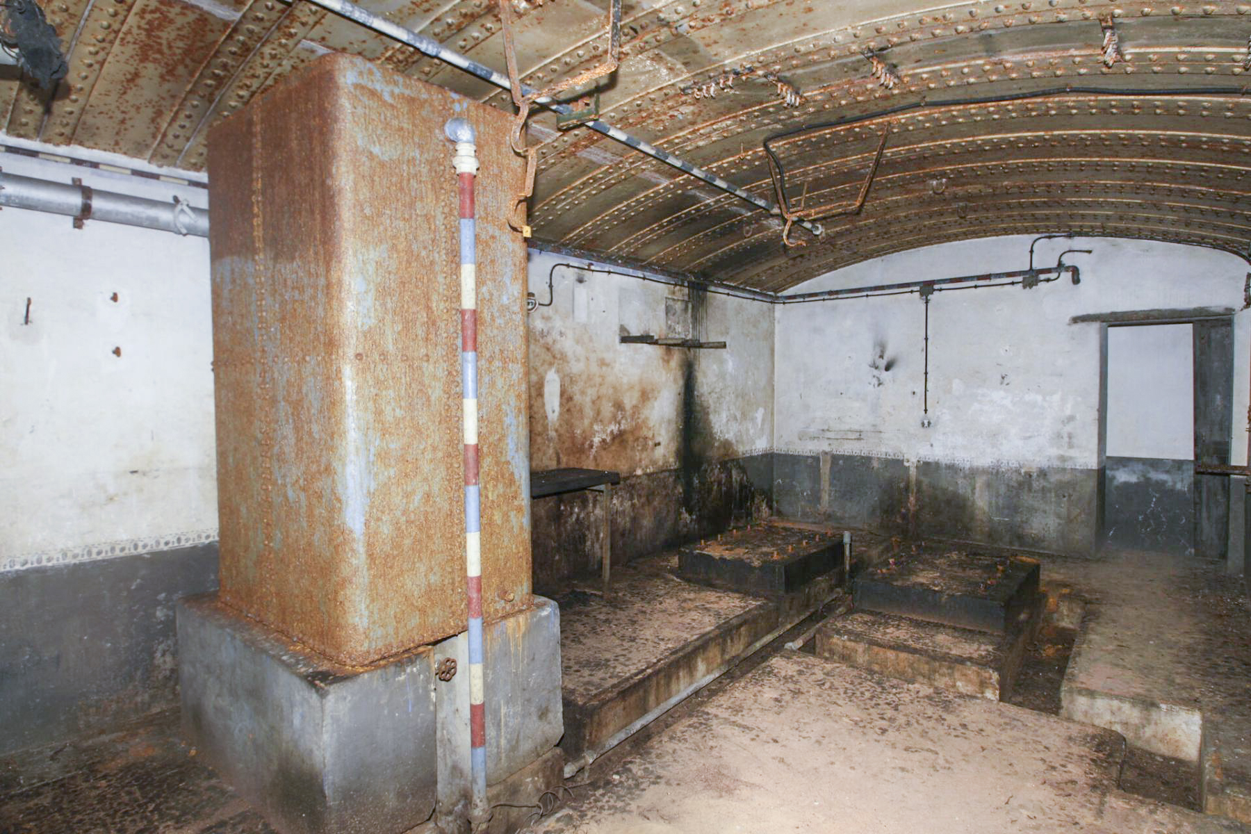 Ligne Maginot - DONAU - (Abri) - Socles des groupes électrogènes SUPDI et réservoir d'eau de refroidissement  - duomaxw
