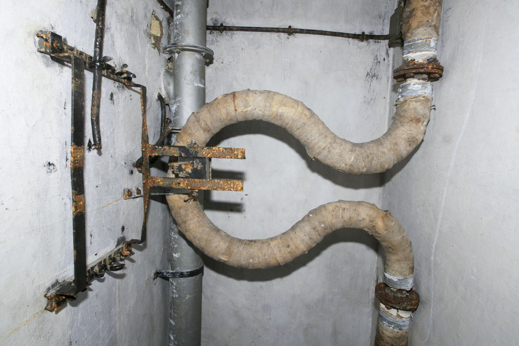 Ligne Maginot - DONAU - (Abri) - Lyre de dilatation sur la conduite entre la chaudière et la batterie de chauffe - duomaxw