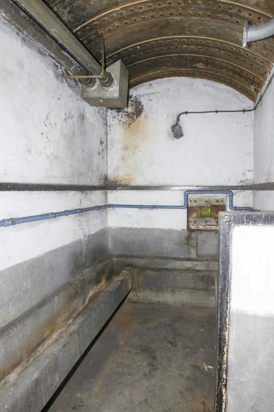 Ligne Maginot - DONAU - (Abri) - Lavabos et créneau FM de façade - duomaxw