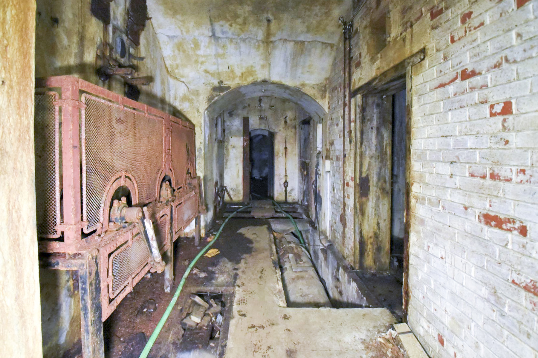 Ligne Maginot - FORT JEANNE D'ARC (3° ARMEE) - (PC de Région Fortifiée) - Batterie droite pour canons de 10 cm - Ludovic KNAPP