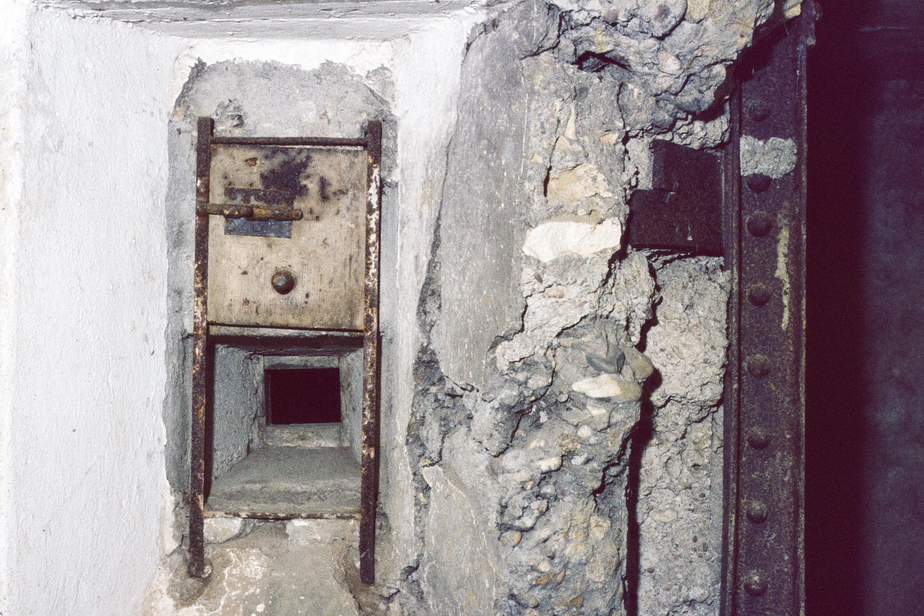 Ligne Maginot - AB24 - (Blockhaus pour canon) - Créneau de défense de l'entrée - MANSUY Michel