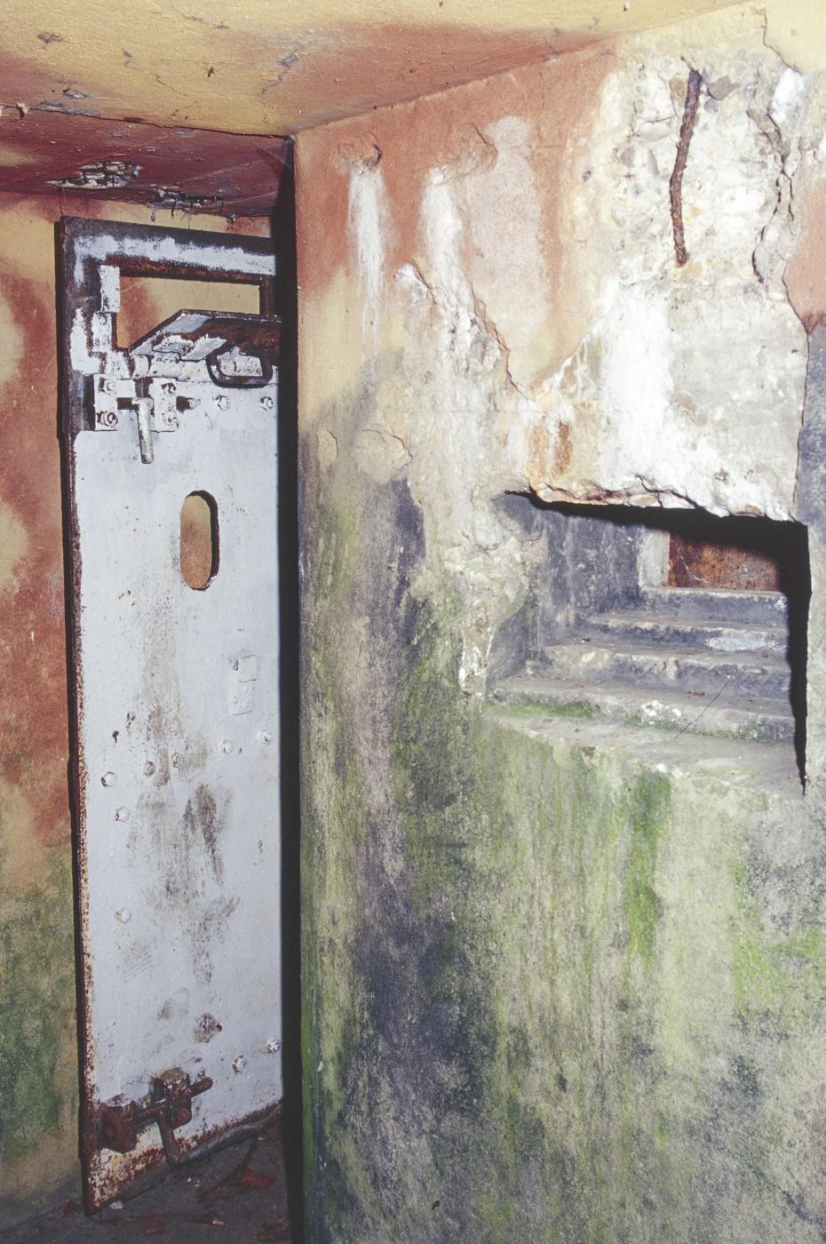 Ligne Maginot - AB36 - (Blockhaus pour canon) - Le créneau de défense de l'entrée et la porte - MANSUY Michel