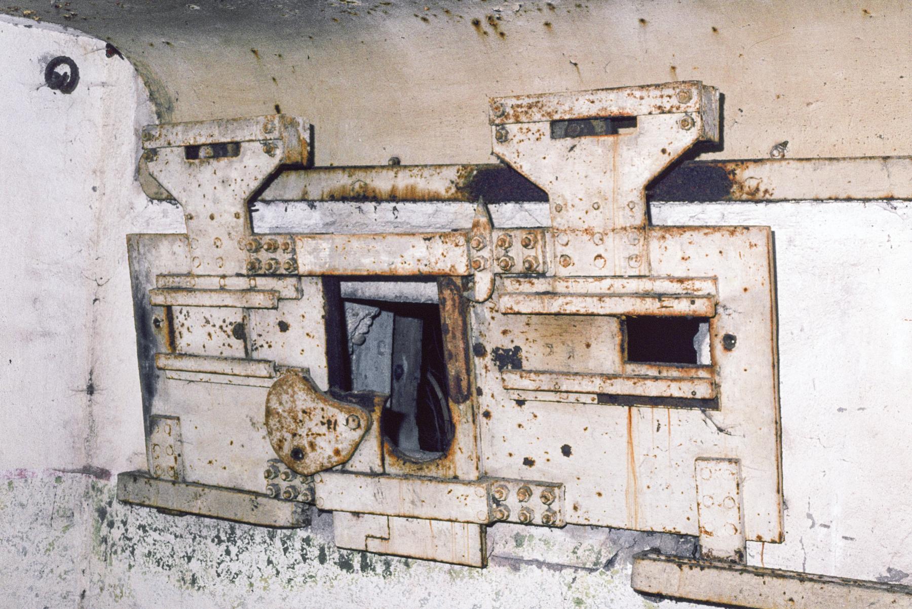 Ligne Maginot - AB36 - (Blockhaus pour canon) - Détail du volet d'embrasure du canon AC - MANSUY Michel