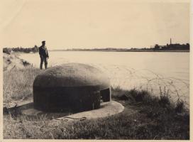 Ligne Maginot - SPORENINSEL - (Casemate d'infanterie - Double) - La cloche GFM
La casemate du Port aux Pétroles est visible à l'arrière plan
