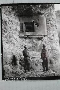 Ligne Maginot - SIMSERHOF - (Ouvrage d'artillerie) - Soldats américains examinant la façade du bloc 5 après l'attaque alliée
Photo 197777 du 19 dec 1944