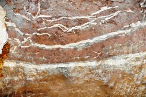 Ligne Maginot - HACKENBERG - A19 - (Ouvrage d'artillerie) - Dans la partie des galeries transformée en musée: recoupe au rocher permettant de voir les argiles rouges et les couches d'anhydrite blanche du Trias