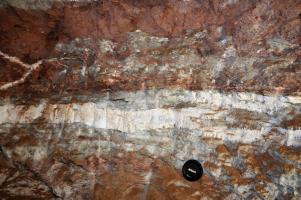 Ligne Maginot - HACKENBERG - A19 - (Ouvrage d'artillerie) - Gros plan d'une des couches d'anhydrite blanche du Trias, responsable des phénomènes de gonflements et de la déformation irréversible de certaines galeries de la partie Est