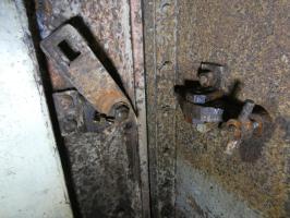 Ligne Maginot - GORDOLON (GN) - (Ouvrage d'artillerie) - Bloc 1
Système de fermeture de la porte blindée (Entrée des munitions). La gâche est abaissée et bloquée avec le papillon. Le pêne est poussé puis bloqué (Douze blocages sur les deux vantaux).