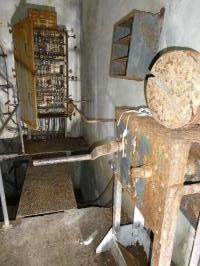 Ligne Maginot - GORDOLON (GN) - (Ouvrage d'artillerie) - Etage intermédiaire
Mécanisme manuel et coffret électrique de l'ascenseur du bloc 3