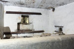 Ligne Maginot - CB14 - (Blockhaus pour canon) - On notera la position discutable au point de vue commodité, du créneau de tir situé a droite, et ayant pour mission de défendre la porte d'accès. Cette dernière est également équipée d'un créneau de défense.