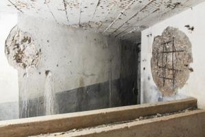 Ligne Maginot - CB14 - (Blockhaus pour canon) - Vue de l'autre chambre de tir. On peut facilement voir la trajectoire du projectile.