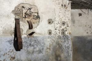 Ligne Maginot - CB14 - (Blockhaus pour canon) - Dégats perforants sur le mur de séparation entre les deux chambres de tir.