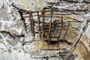 Ligne Maginot - CB14 - (Blockhaus pour canon) - Dégâts occasionnés sur la dalle supérieure.