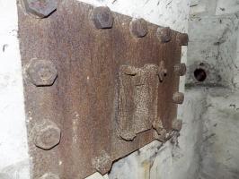 Ligne Maginot - A54 - CROIX BLONDEAU - (Casemate d'infanterie - Simple) - Créneau droite avec blindage type N, la goulotte à grenade est à l'arrière plan