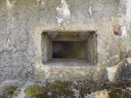Ligne Maginot - A57 - AVANCÉE DE ROCROI - (Casemate d'infanterie - Double) - Face gauche créneau Hotchkiss. 
L'embrasure a été réduite avec des briques recouverte du crépi de finition des murs du bloc.