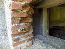 Ligne Maginot - A57 - AVANCÉE DE ROCROI - (Casemate d'infanterie - Double) - Face gauche créneau AC 
Le créneau a été réduit avec les briques comme le créneau pour mitrailleuse  Hotchkiss situé à coté. 
Les briques ont ensuite été cassées en partie pour agrandir le champ de tir.