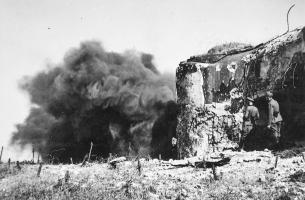 Ligne Maginot - MOTTENBERG SUD - C69 - (Casemate d'infanterie - Double) - La casemate en 1940
Les allemands font sauter la porte pour y rentrer après le départ de l'équipage.
