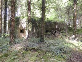Ligne Maginot - A116 - LES ANORELLES - (Casemate d'infanterie - Simple) - A gauche : l'embrasure de défense de l'entrée des hommes. A droite : l'embrasure de défense de l'entrée du matériel et cette entrée