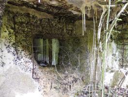 Ligne Maginot - B818 - LA TAILLE LAMBEAUX - (Blockhaus pour canon) - Le flanquement droit
L'embrasure dégradée par des tirs extérieurs projectile tiré de l'extérieur